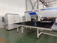 Prensa Punzonadora Automática de Torreta con 4 Estaciones Giratorias 2D2b, Sistema CNC Rexroth, para Paneles de Acero y Hierro
