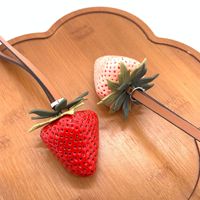 Grensoverschrijdende nieuwe aanwinst 3D aardbeienhanger hars kinderlijk cartoon Instagram-stijl vers fruit groente kleurrijk patchwork