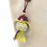 Breloque de sac en cuir faite à la main, motif oiseau, plumes superposées violettes, jaunes et blanches, bec rose, perle dorée, pendentif de sac à main