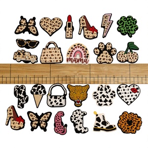 Nuevos dijes personalizados <span class=keywords><strong>de</strong></span> PVC suave con estampado <span class=keywords><strong>de</strong></span> leopardo para zuecos, accesorios DIY para calzado con orificios, venta al por mayor, <span class=keywords><strong>de</strong></span> diseñador - Product Image 2