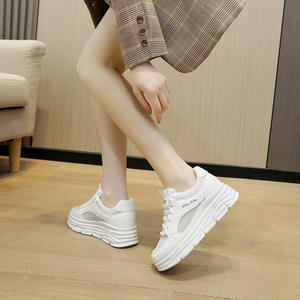 Nuove Sneakers Bianche con Rialzo e Punta Arrotondata per Donne, Superficie <span class=keywords><strong>in</strong></span> Rete, 7 <span class=keywords><strong>Cm</strong></span>, Estate 2023, <span class=keywords><strong>Scarpe</strong></span> Traspiranti con Suola Spessa - Product Image 4