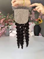 Vente en gros de vrais cheveux humains vierges 5x5 fermeture de base en soie doux brun foncé Topper birman bouclé 4C délié noué à la main trame femmes