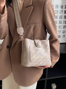 Sac fourre-tout tendance de haute qualité, polyvalent, au style unique, avec bandoulière réglable, grande capacité et forme de sac seau - Product Image 4