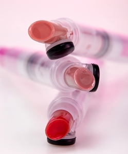 Baume à lèvres rose hydratant et brillant avec soin stimulant la circulation sanguine et capuchon automatique pour des lèvres saines et éclatantes - Product Image 1