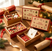 Boîte cadeau de Noël, design sur le thème du Père Noël, découpe à la presse, impression quadricolore, papier cartonné spécial, comprend une écharpe, boîte thermique
