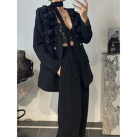 Ensemble deux pièces automne 2026 pour femme : haut à col en V et manches longues avec appliques et poches, et pantalon taille haute