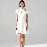 Nouvelle Arrivée Robe Courte Élégante Personnalisée pour Femme avec Col Clou de Perle et Épaules Dénudées, Manches Courtes, Idéale pour le Bureau et Tenue Décontractée Professionnelle