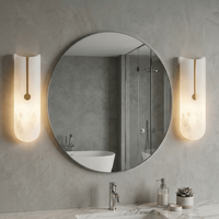 Applique murale LED minimaliste en cuivre à double plaque d'albâtre avec bord supérieur incurvé et panneaux en marbre givré pour résidences de luxe