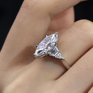 Anillo de Compromiso Messi Jewelry MSR-1668 de Oro de 18K con Diamante Cultivado en Laboratorio con Corte Marquesa para Mujer - Product Image 1