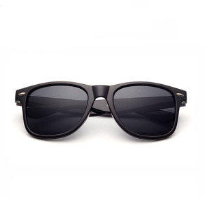 Nouvelle mode de <span class=keywords><strong>lunettes</strong></span> de soleil polarisées <span class=keywords><strong>Lunettes</strong></span> de soleil imprimées avec logo personnalisé <span class=keywords><strong>Lunettes</strong></span> de soleil vintage OEM pour hommes et femmes <span class=keywords><strong>2022</strong></span> - Product Image 1