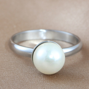 Anillo de acero de titanio para mujer, con forma de bola de perla blanca, engaste de bisel, joyería de regalo 27091 - Product Image 1