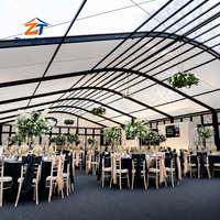 Tente Arcum avec panneaux de verre pour toit, structure moderne et transparente pour expositions et événements en plein air, imperméable, durable, crée une ambiance accueillante