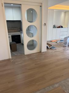 Suelo SPC con Apariencia de Piedra Realista, Loseta de Vinilo Rígida Impermeable <span class=keywords><strong>para</strong></span> Cocina y <span class=keywords><strong>Baño</strong></span> - Product Image 2