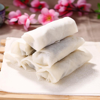 Rouleaux de printemps chinois traditionnels de Qingdao, surgelés, croustillants, faits maison, petits, végétaliens, fourrés aux légumes, crevettes et poulet, avec enveloppe de pâte