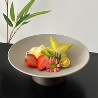 Vintage keramische porseleinen grijze ronde borden met voet voor restaurant, diner, dessert, cake, fruit, met logo