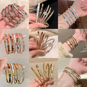 Bracelet en acier inoxydable avec design circulaire ciel étoilé entièrement serti de diamants, tendance et polyvalent pour filles, ne se décolore jamais - Product Image 1