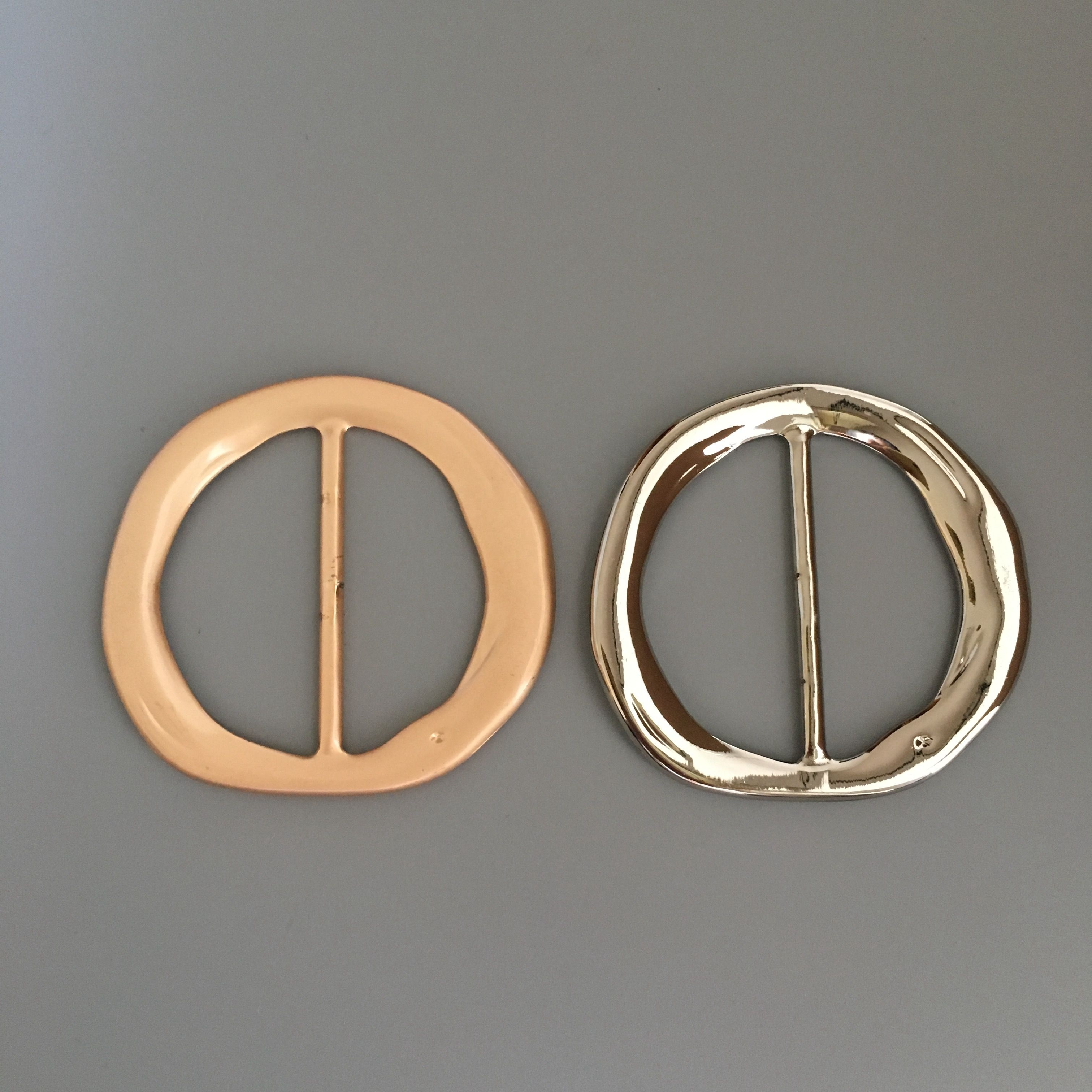 Ассиметричные круглые пряжки для ремня оптом во многих цветах