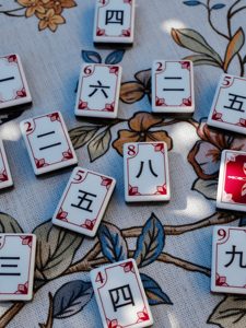 Mahjong Americano de Lujo Personalizado al por Mayor, Juego de Póker de Acrílico de 3 Capas, 164 Fichas Pintadas a Mano para Entretenimiento - Product Image 3
