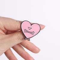 Broche en émail en forme de cœur rose mignon, motif dessin animé, pour homme, badge de revers, broche cœur Kawaii pour sacs à dos et vestes