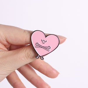 Spilla in smalto a forma di cuore rosa, simpatico personaggio a forma di cuore, distintivo da bavero a forma di cuore, spilla a cuore Kawaii <span class=keywords><strong>per</strong></span> zaini e giacche - Product Image 2