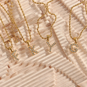 Ciondolo Personalizzato con Lettera Iniziale Incastonato con Zircone Rotondo Trasparente, Collana con Catena a Corda Intrecciata in Acciaio Inossidabile Placcato Oro 18K - Product Image 3