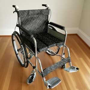 Fauteuil roulant manuel en acier inoxydable pliable avec freins pour usage domestique et extérieur - Product Image 1