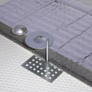 Sujetadores de malla autoadhesivos con base metálica perforada para revestimiento de paneles compuestos de aluminio para muros cortina - Product Image 5