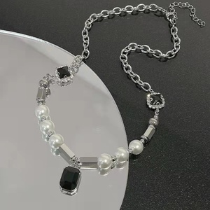 <span class=keywords><strong>Collar</strong></span> de <span class=keywords><strong>cadena</strong></span> con cuentas de <span class=keywords><strong>perlas</strong></span> y diamantes de imitación estilo barroco para <span class=keywords><strong>hombre</strong></span>, moderno, de aleación plateada, con colgante geométrico negro. - Product Image 4