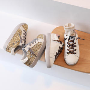 Scarpe da <span class=keywords><strong>bambina</strong></span> di moda all'ingrosso scarpe da ginnastica in pelle sintetica in oro con stelle e paillettes per bambini scarpe casual per bambini - Product Image 4