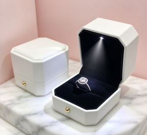 Caja Cuadrada Blanca Mate de PU con Cierre Magnético de Alta Gama, Forro de Terciopelo Negro Impreso en Cuatro Colores, Tapa Abatible con Luz LED Integrada - Product Image 3