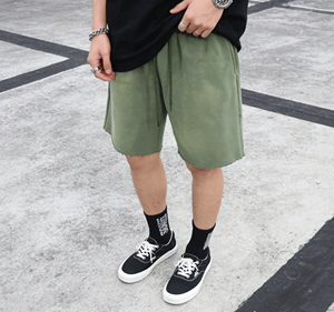 Shorts vintage vert pour homme avec logo personnalisé - Shorts en molleton French Terry délavé à l'acide avec ourlet brut pour le streetwear masculin - Product Image 2