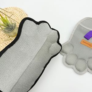 Gants de toilettage pour animaux de compagnie en polyester noir et gris pour chiens et chats avec design en forme d'animal, lavables et réutilisables - Product Image 2