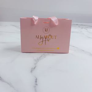 Sac en papier rose de luxe avec logo personnalisé en feuille d'or pour l'emballage de bijoux, de cosmétiques et de lunettes, avec poignée en ruban - Product Image 4