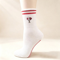 Vente en gros de chaussettes de yoga blanches de haute qualité, brodées, en coton respirant, antidérapantes, pour le Pilates