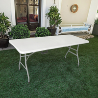 Ensemble de table et de chaises pliantes tendance pour l'extérieur, pour la salle à manger, le salon, le parc, l'hôtel, l'entrepôt, la cour ou l'hôpital
