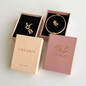 กล่องใส่เครื่องประดับสีเขียว กระดาษอาร์ตบัฟเฟอร์ ซับในผ้าซาติน ปั๊มโลโก้ด้วยความร้อน ริบบิ้นตกแต่ง บรรจุภัณฑ์ของขวัญระดับไฮเอนด์ - Product Image 3