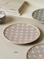 Assiette ronde artisanale sous glaçure avec motif d'hortensia. Assiette vintage rouge rouillé, bleue et blanche pour le petit-déjeuner/le dîner, importée