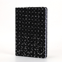 Carnet à couverture rigide scintillante au design festif avec marque-page en ruban, idéal pour offrir en cadeau pour les fêtes