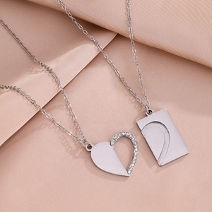 สร้อยคอจี้รูปหัวใจแยกส่วนสลักลาย สำหรับเขาและ<span class=keywords><strong>เธอ</strong></span> ประดับคริสตัล ชุดคู่รักเข้ากัน เครื่องประดับคู่รักสุดโรแมนติก - Product Image 5