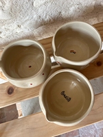 Bol à matcha fait à la main avec bec verseur, bol à matcha chawan avec impressions personnalisées, chawan en grès personnalisé, capacité de 15 oz