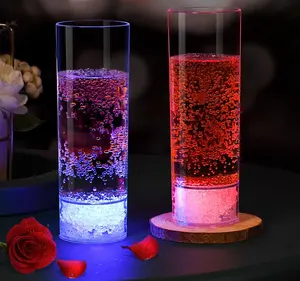 แก้วพลาสติกทรงสูงแบบมีไฟ LED ปรับได้ตามต้องการแก้วน้ำน้ำผลไม้จินมาร์ตินี่สำหรับดื่มไวน์แก้วสำหรับปาร์ตี้เรืองแสง