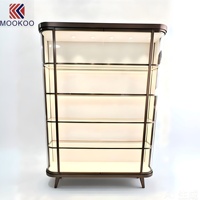 Meistverkaufte Fabrikgefertigte Gebogene Bronze-Metall-Vitrine mit LED-Beleuchtung Freistehende Ausstellungsvitrine für Luxus-Einzelhandel