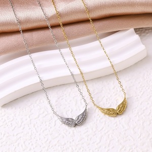 Collana Trendy con Ciondolo Ali d'Angelo in Oro 18K e Catena in Acciaio Inossidabile per Uomo e Donna - Product Image 1