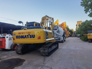 Excavadora sobre orugas Komatsu PC220 usada en perfectas condiciones de trabajo, envío rápido, componentes del núcleo, incluye motor a la venta - Product Image 3