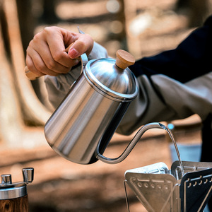 Cafetière portable en acier inoxydable de 2 L avec poignée en bois pour le camping en plein air, les pique-niques et la préparation du thé - Product Image 1