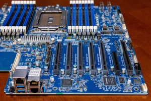 Carte mère E-ATX d'occasion OEM MZ32-AR0 Rev2.0 haute capacité, processeur EPYC série 7000, quatre canaux, socket SP3, DDR4 2048 Go, SATA - Product Image 2