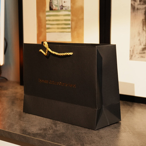 Sacs en papier alimentaire personnalisés imprimés sur toute la surface, en carton noir de haute qualité, laminés avec film doré, gaufrés/découpés, fournis directement par l'usine - Product Image 5