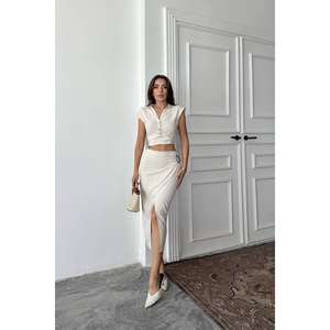 ชุดเสื้อและกระโปรงผ้าลินินสำหรับผู้หญิง สีเบจ เสื้อครอปท็อประบายอากาศได้ดี พร้อมกระโปรงมิดิเอวสูงทรงเอ สำหรับชุดฤดูร้อน - Product Image 5