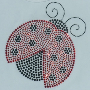 Transferencia Termoadhesiva de Mariquita Negra/Roja con Pedrería - Aplique Termofijable de Mariquita, Diseños de Animales para Prendas de Vestir - Product Image 1