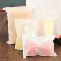 Sacs refermables à glissière givrés réutilisables avec logo personnalisé pour l'emballage de chaussettes et de chaussures, sacs en plastique anti-humidité